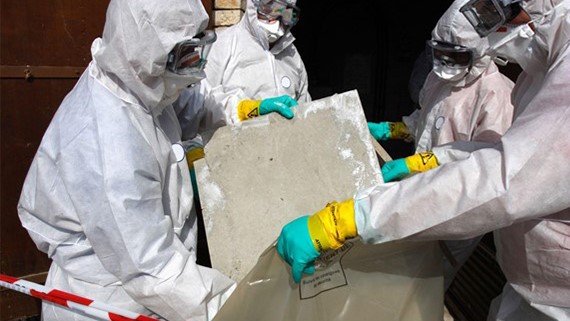 00025 - People in hazmat suits disposing of asbestos - 16_9.jpg